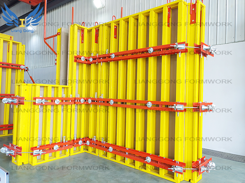 ¿Qué espesor tiene el encofrado de acero?