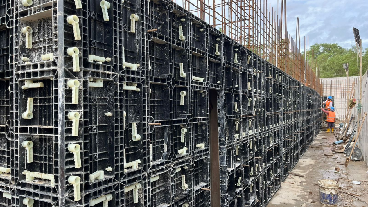 Utilizaci&oacute;n de encofrados de pl&aacute;stico de Lianggong Formwork para la construcci&oacute;n de muros de contenci&oacute;n