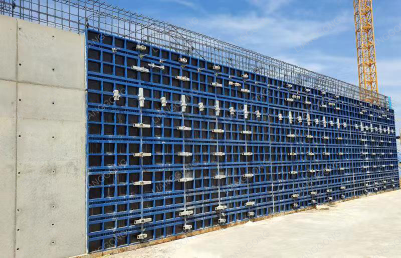 Sitio de construcci&oacute;n de encofrado que muestra estructuras de hormig&oacute;n estructural